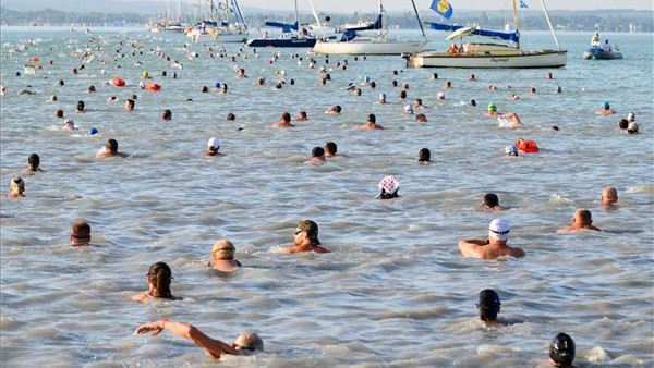 Hoppá, nem semmi: ennyien úszták ma át a Balatont + fotók