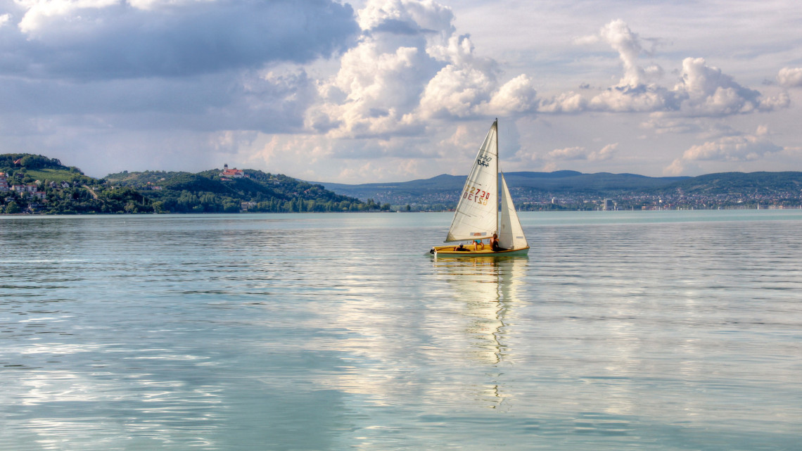 Túl messze a Balaton-part? Bevezették a tó vizét a jegybank épülő üdülőjébe