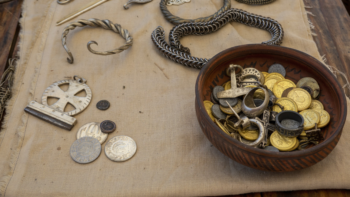 Hihetetlen, mit találtak a régészek: ezek a kincsek lapultak az őskori sírban