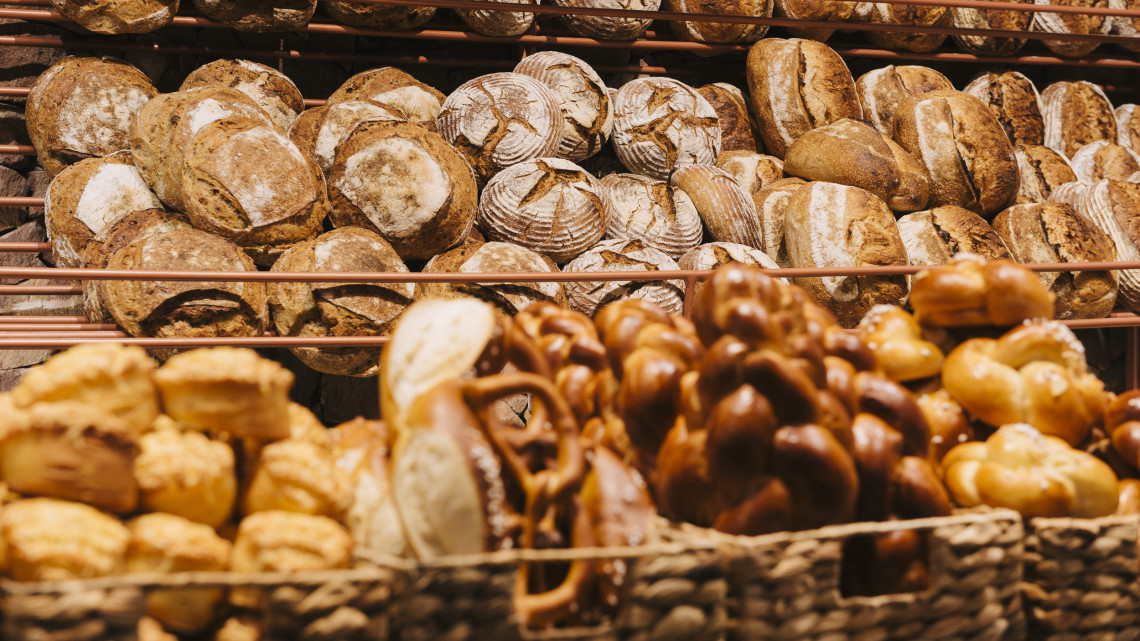Csúnya időszak jön a pékségékben: 30-40%-kal is drágulhat a kenyér, péksütemény
