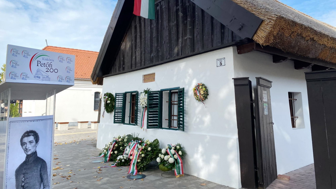 Történelmi pillanat Kiskőrös: emlékhellyé avatták Petőfi Sándor Szülőházát