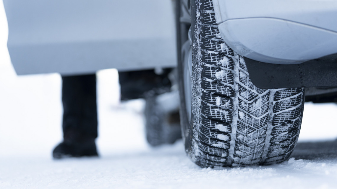 Durva meglepetés érheti az autósokat: elszállt a téli gumiabroncs ára, most kell cserélni