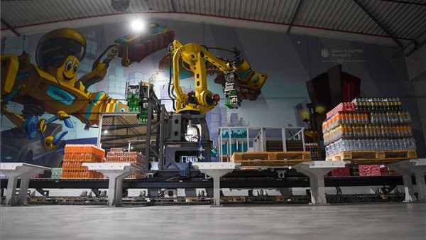 Sokmilliós beruházásra készül a Coca-Cola: eztán robotok fognak vidéken is robotolni