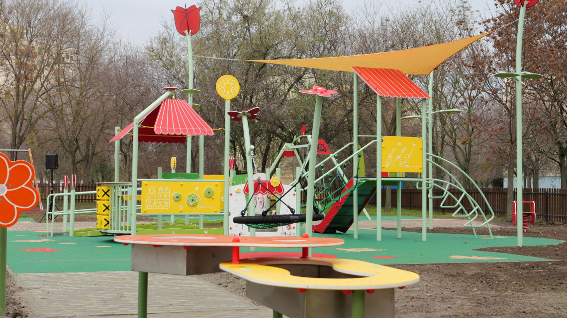 Ezért minden kisgyerek odáig lesz: rendkívüli játszótér nyílt a vidéki városban
