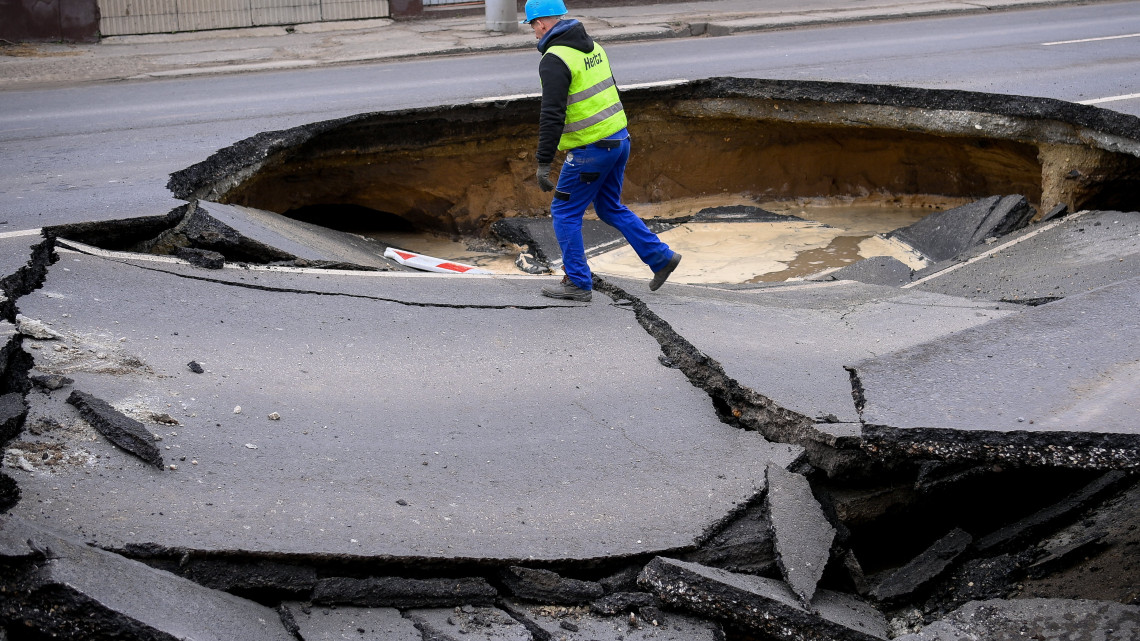 Brutális képsorok: elnyelte a föld az autót Debrecen belvárosában; hetekig eltart az útzár