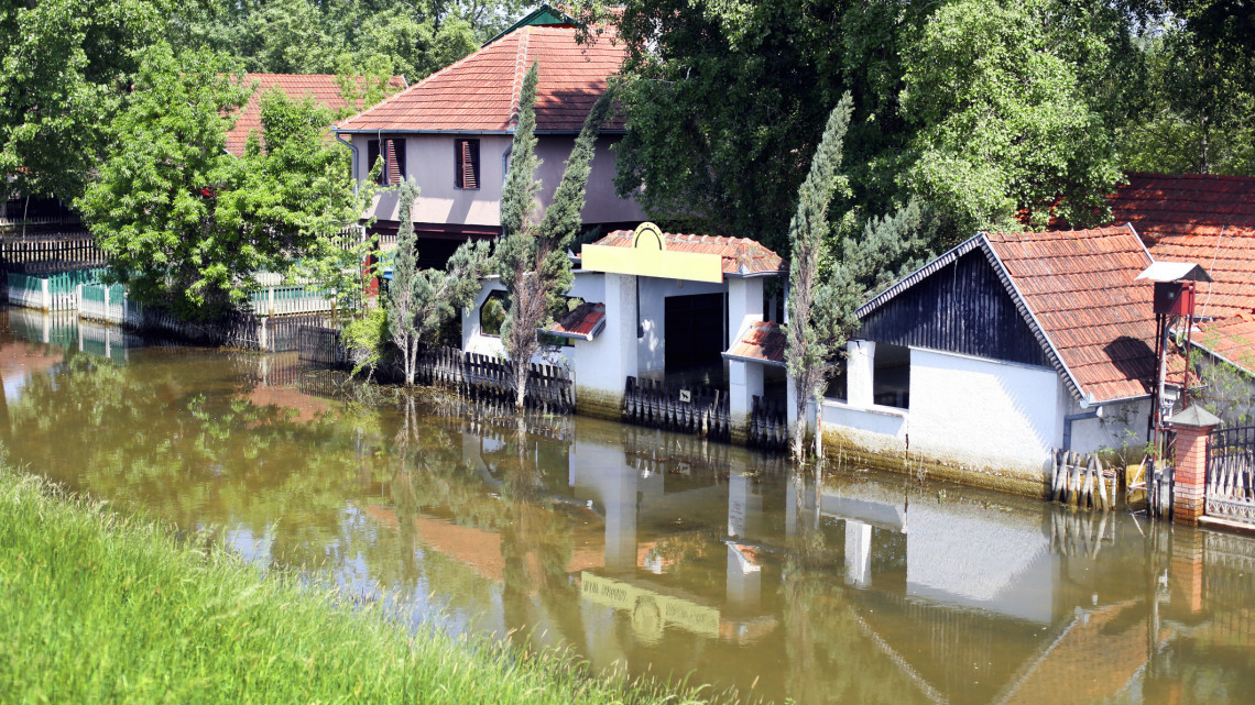 Elképesztő árhullámokat hozhat az esőzés: csak óvatosan a magyar folyókon