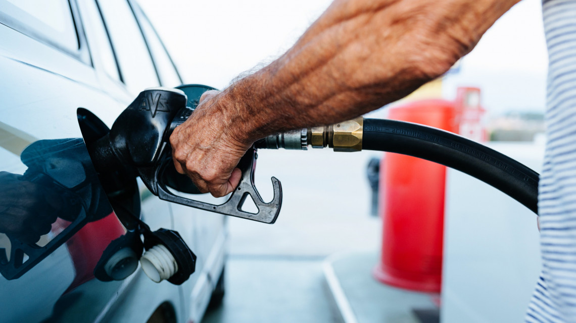 Kész horror vár az autósokra tankoláskor: hamarosan ennyire kúszhat fel a benzin ára