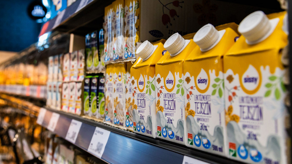 Árcsökkentés jön a magyar áruházláncnál: 80 tejtermék lesz olcsóbb