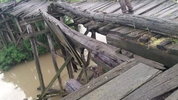 Leszakadt egy  híd, a gerendái a folyóba hullottak: Gyula harmadfokú készültségben van