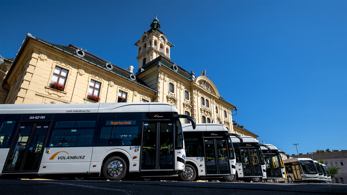 Felpöröghet a városi közlekedés: még klíma és wifi is lesz Szeged új buszain