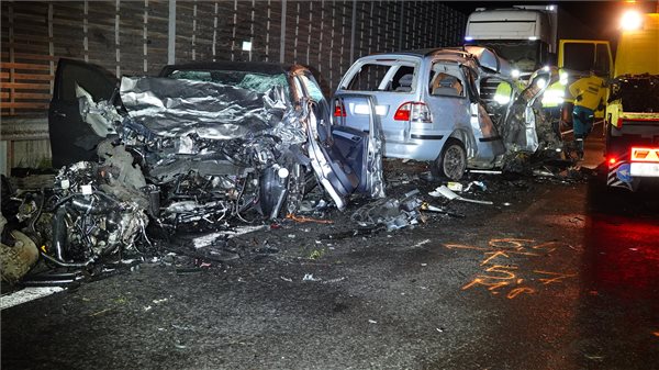 Szörnyű tragédia: átrepült egy autó az M5-ös szalagkorlátja felett, hárman meghaltak