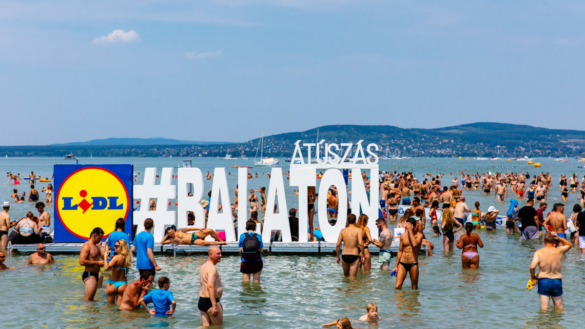 Több mint tízezren lepik el a Balaton-partot: Kamarás Iván és Lux Ádám is ott lesz!