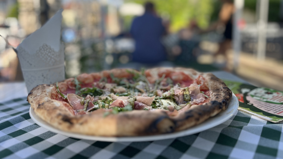 Tényleg van igazi nápolyi pizza a Balatonnál? Teszten a balatonmáriafürdői Pizza Sztori