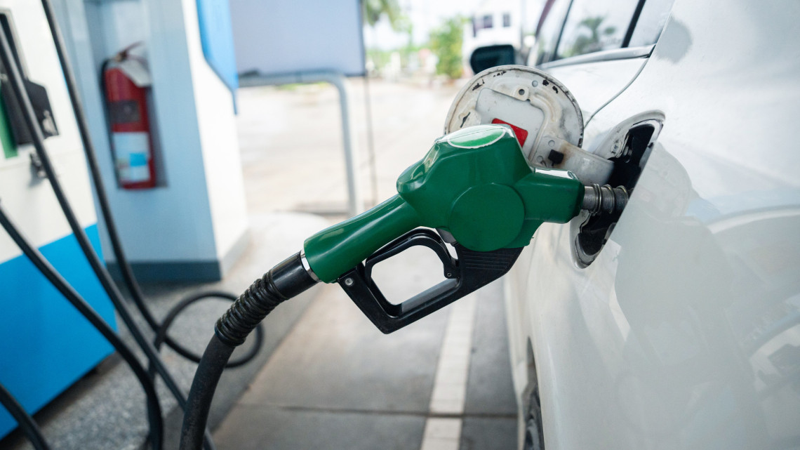 Rossz hír az autósoknak: brutális üzemanyagár-emelés jön szerdán