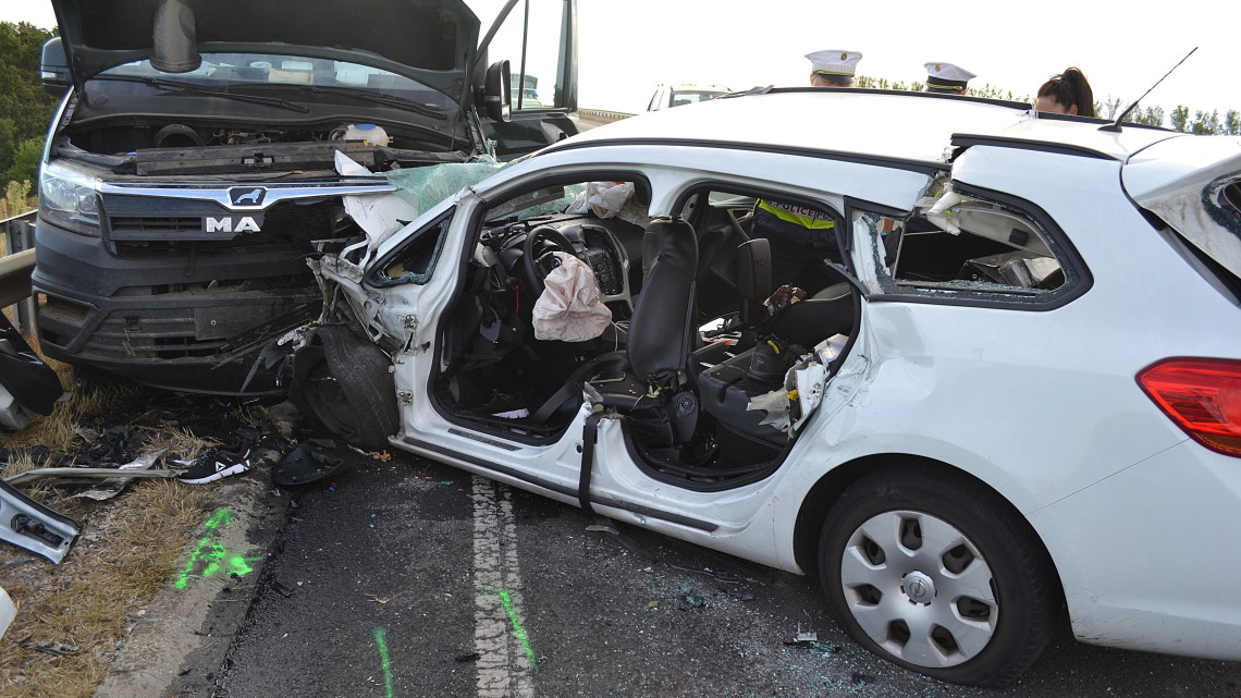 Szörnyű tragédia történt a halálúton: frontálisan ütközött a két gépjármű