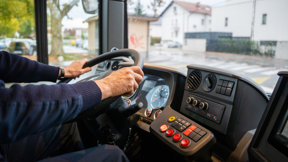 Döbbenetes videó került elő a miskolci buszsofőrről: az utasokat is veszélybe sodorta