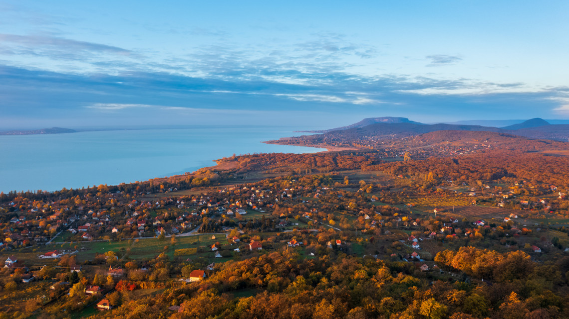 Ősszel sincs nyugalom a Balatonnál: durva, mennyien látogatnak most a magyar tengerhez