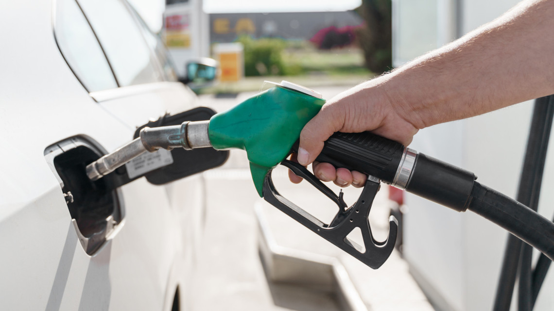 Brutális árcsökkenés jön végre a hazai benzinkutakon: itt vannak a részletek