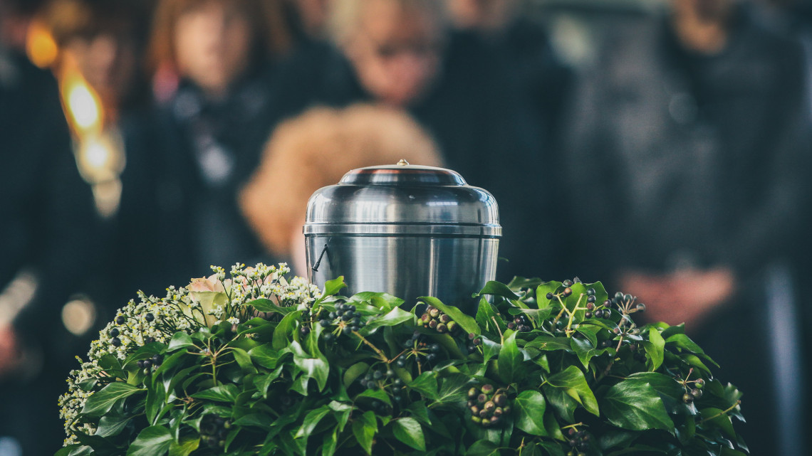 Kampány célozza a halotti urnák hazavitelét: az ellenzők szerint a családi fészek nem temető