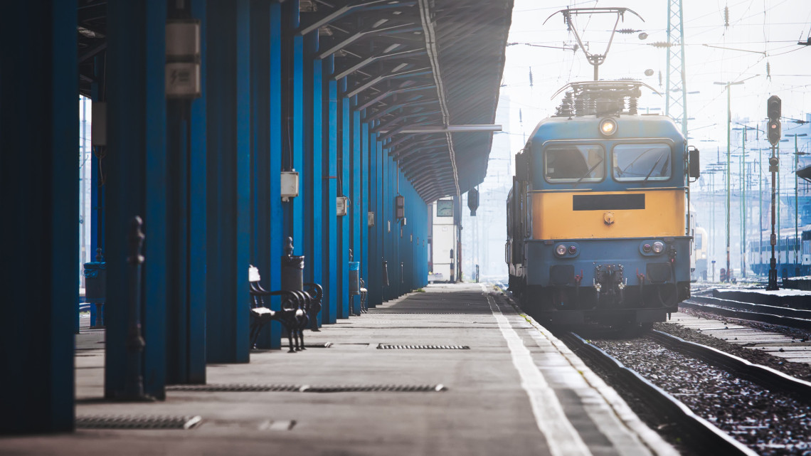 Szünetel a vonatforgalom: kisiklott és felborult egy tehervonat több vagonja Nagymarosnál