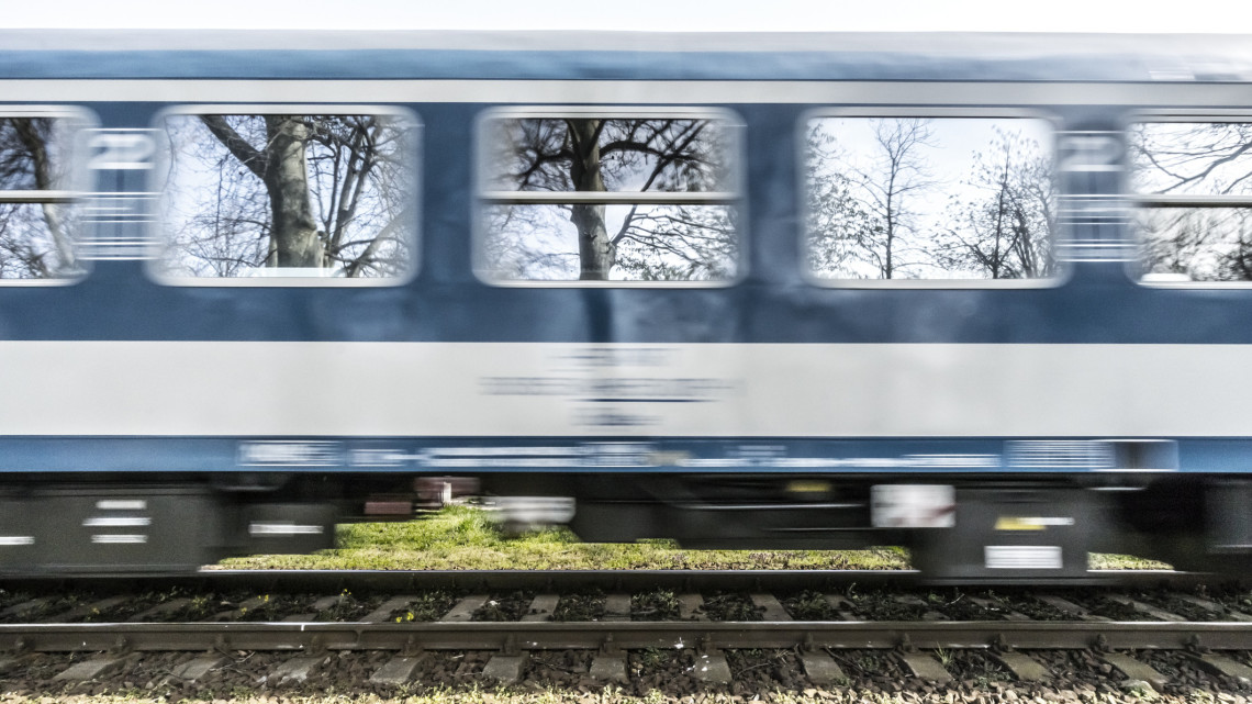 Két embert gázolt el a vonat Debrecennél: életveszélyes állapotban kerültek kórházba