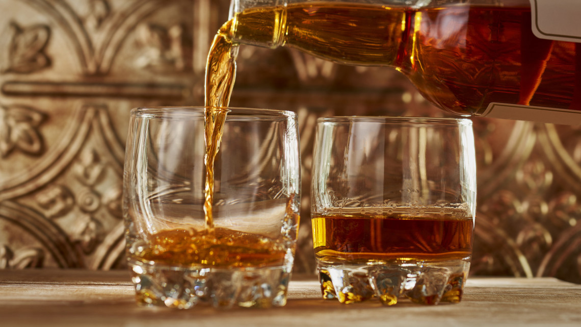 Őrületes luxus a vidéki magyar szállodában: a világ legrégebbi skót whisky-jét kínálják