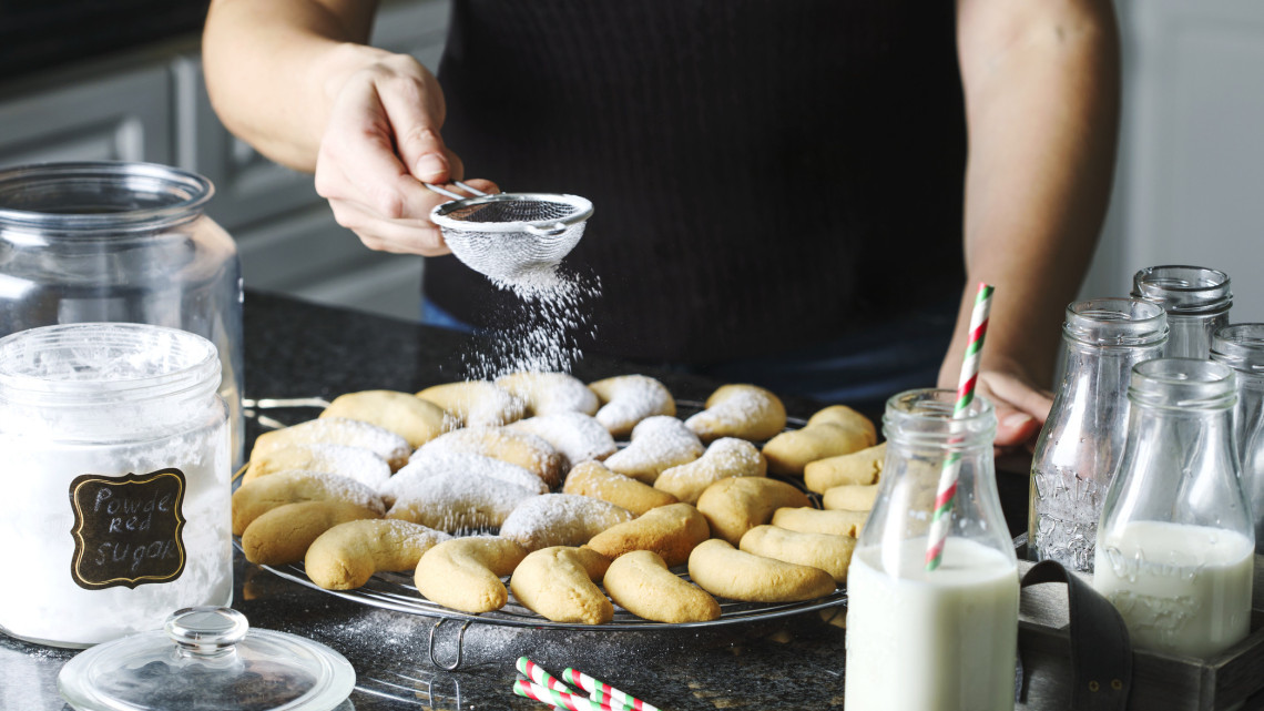 Dédanyáink kedvenc karácsonyi sütije: itt a titok, mitől lesz omlós a gesztenyés kifli