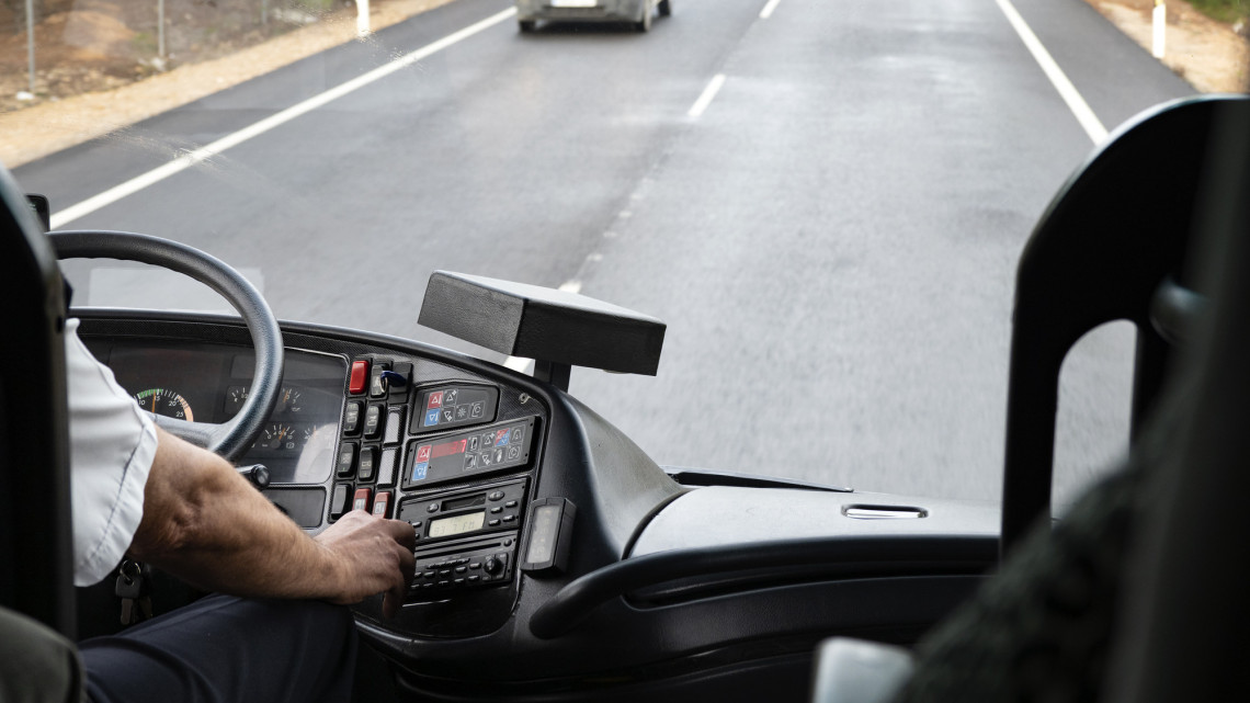 Döbbenetes látlelet a magar utakról: kész horror, mennyi a szabálytalankodó buszsofőrt
