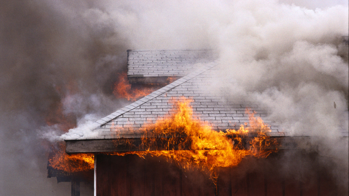 Újabb áldozatot követelt a lakástűz: idős férfi vesztette életét a lángok között