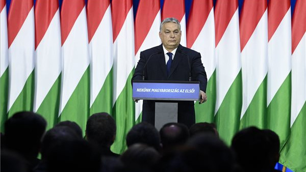 Orbán évértékelője: a pedofil-botrányon túl a 13. havi nyugdíjról és a vidéki aksigyárakról is beszélt