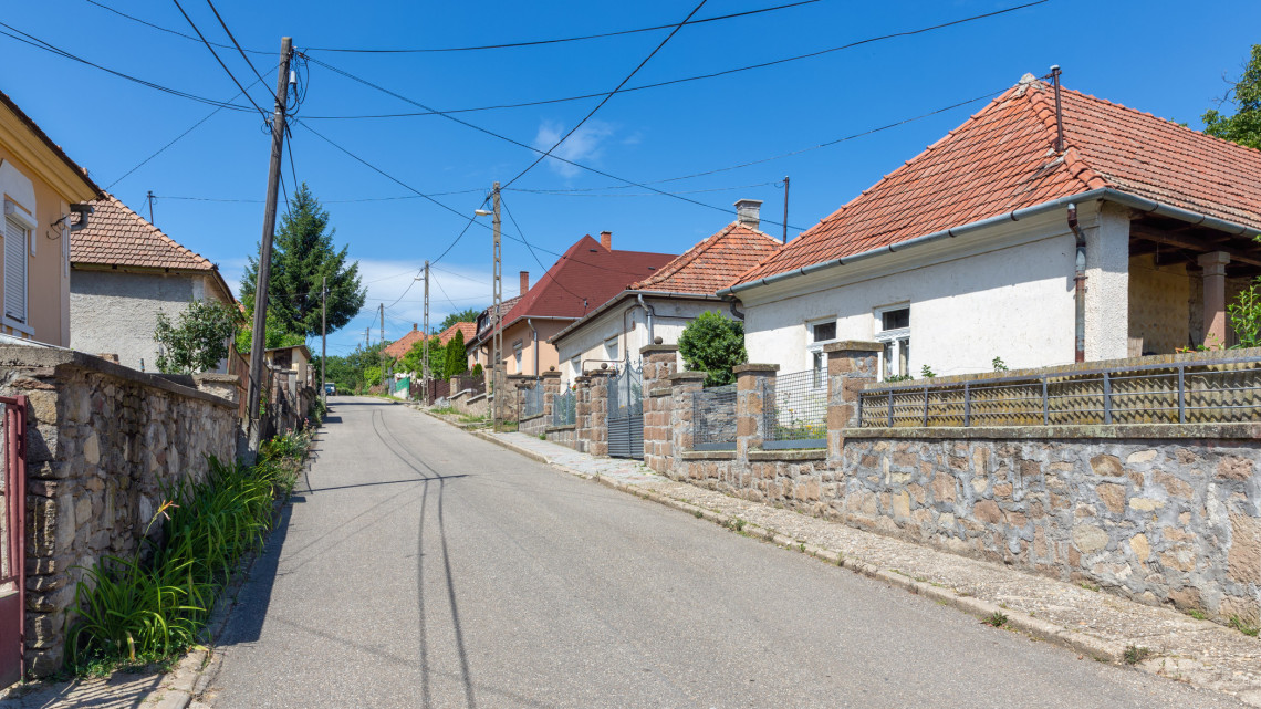 Sorra vásárolják fel a házakat ezeken a határ menti magyar településeken a románok: mi elől menekülnek?