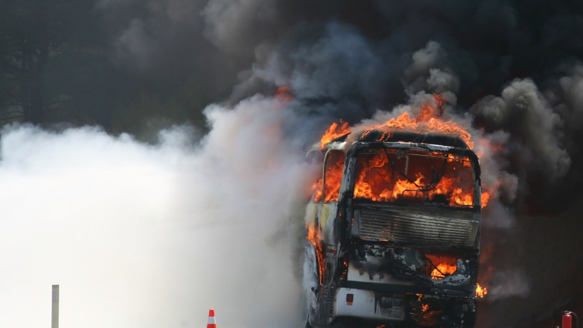 Ez durva: kiégett egy távolsági busz Hetesen, ennyi maradt belőle + videó