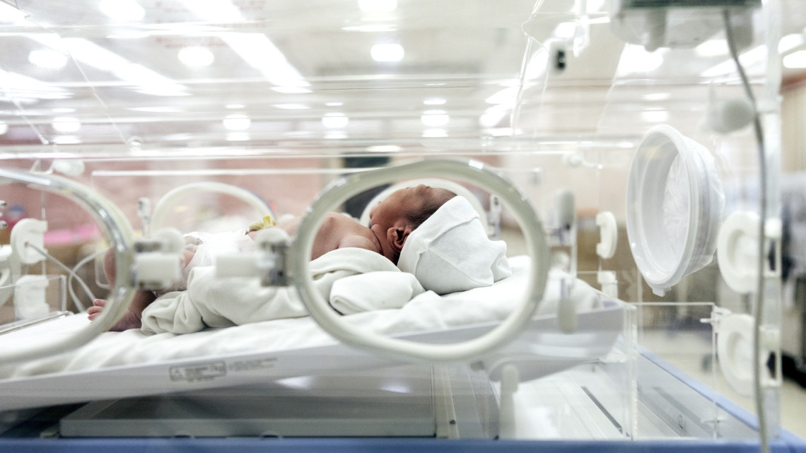 Egyre több magyar anya mond le újszülött gyermekéről: kiderült, miért döntenek így