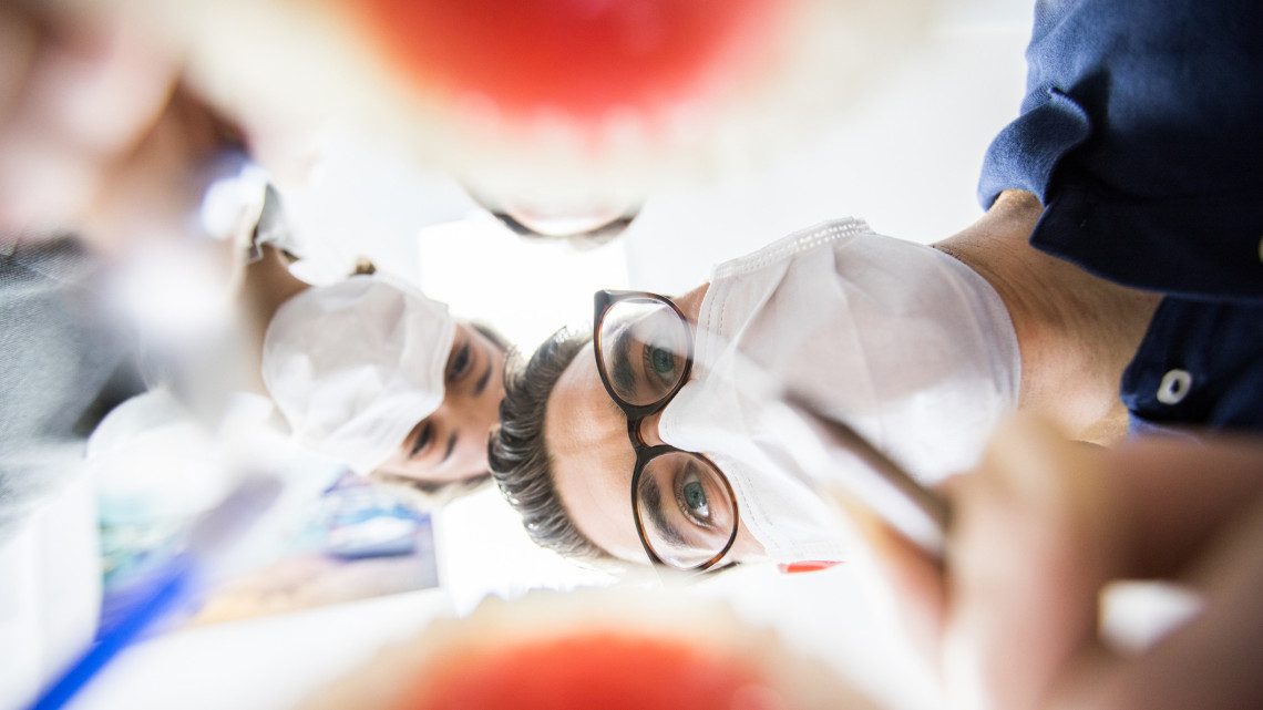 Valóra vált minden páciens rémálma: az egészséges fogakat is kihúzta a kontár fogorvos