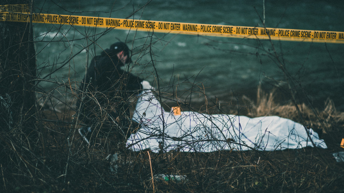 Horrorbaleset a Balatonnál: belecsúszott egy autó a tóba, egy ember meghalt