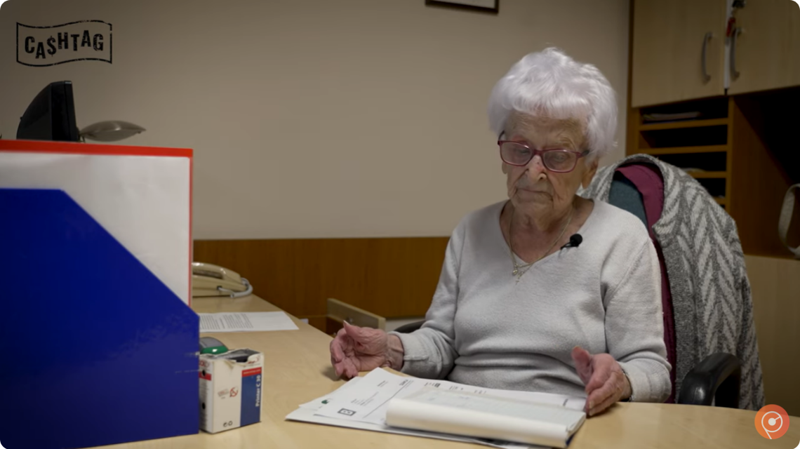 Csodájára járnak a pécsi nyugdíjasnak: ő Sári néni, aki 99 évesen is könyvelőként dolgozik