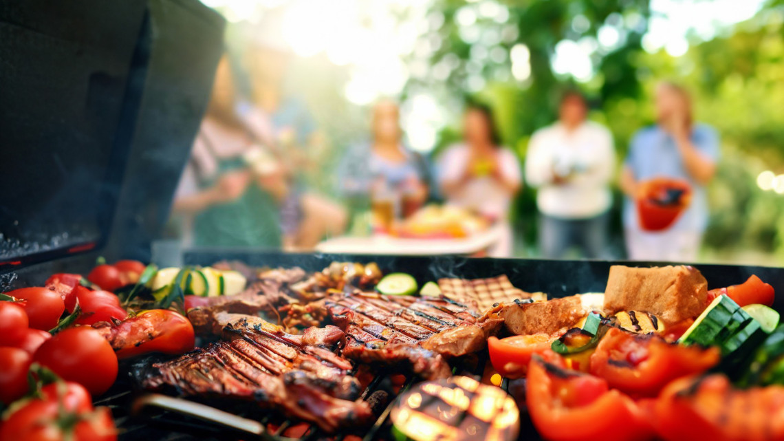 Így úszhatod meg olcsón a kerti partit: a grill és a BBQ titkos trükkje, ahogy a sztárséfek is csinálják